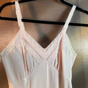 Vintage 60’s pink sheet full‎ slip. 30” chest. 40” length 26” waist. B9